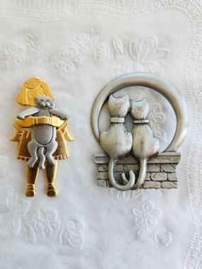🐈‍⬛🐈 2 - JJ Jonette Vintage Cat Brooches - Gold & Silver Tone